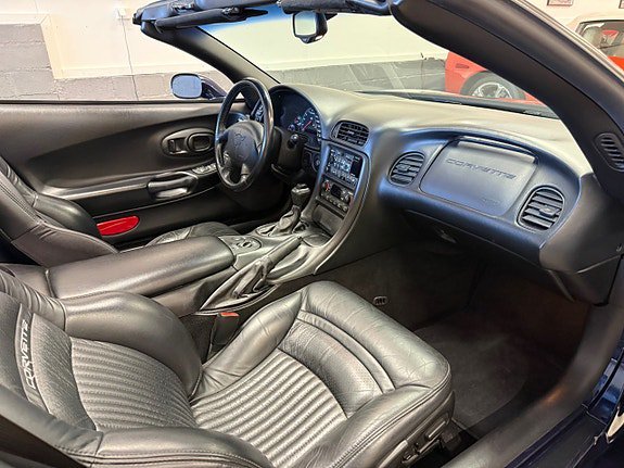 Vehicle Image 25