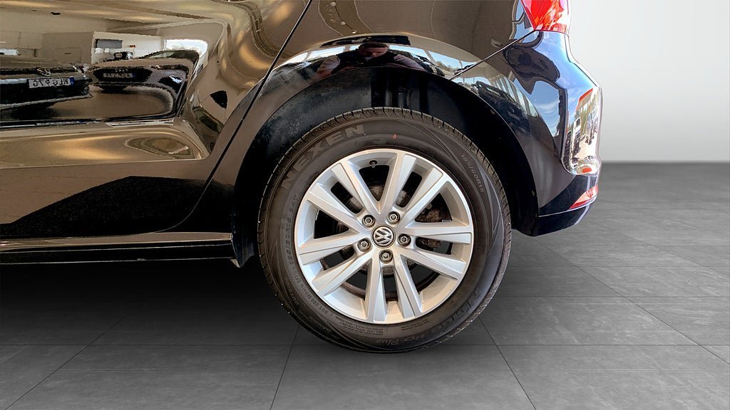 Vehicle Image 6