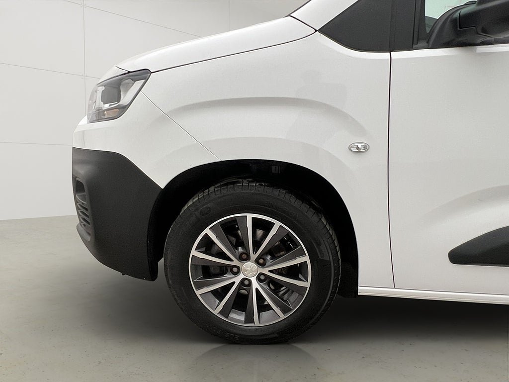 Vehicle Image 32