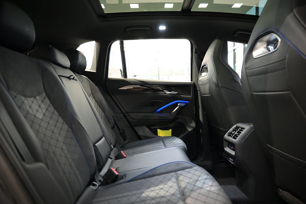Vehicle Image 25