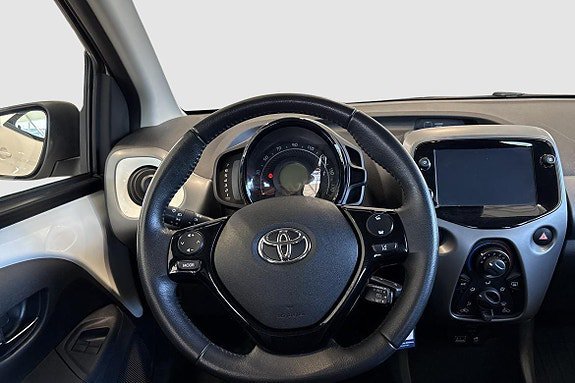 Vehicle Image 12