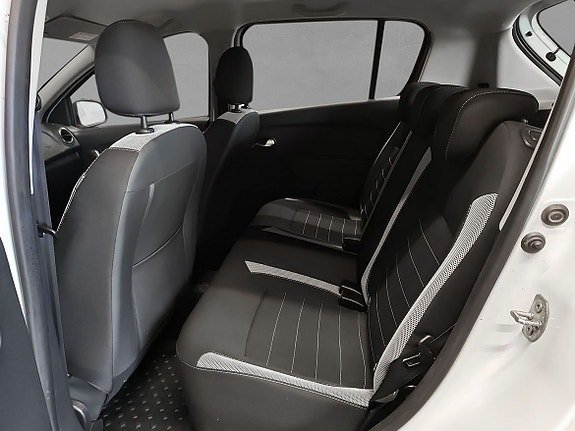 Vehicle Image 6