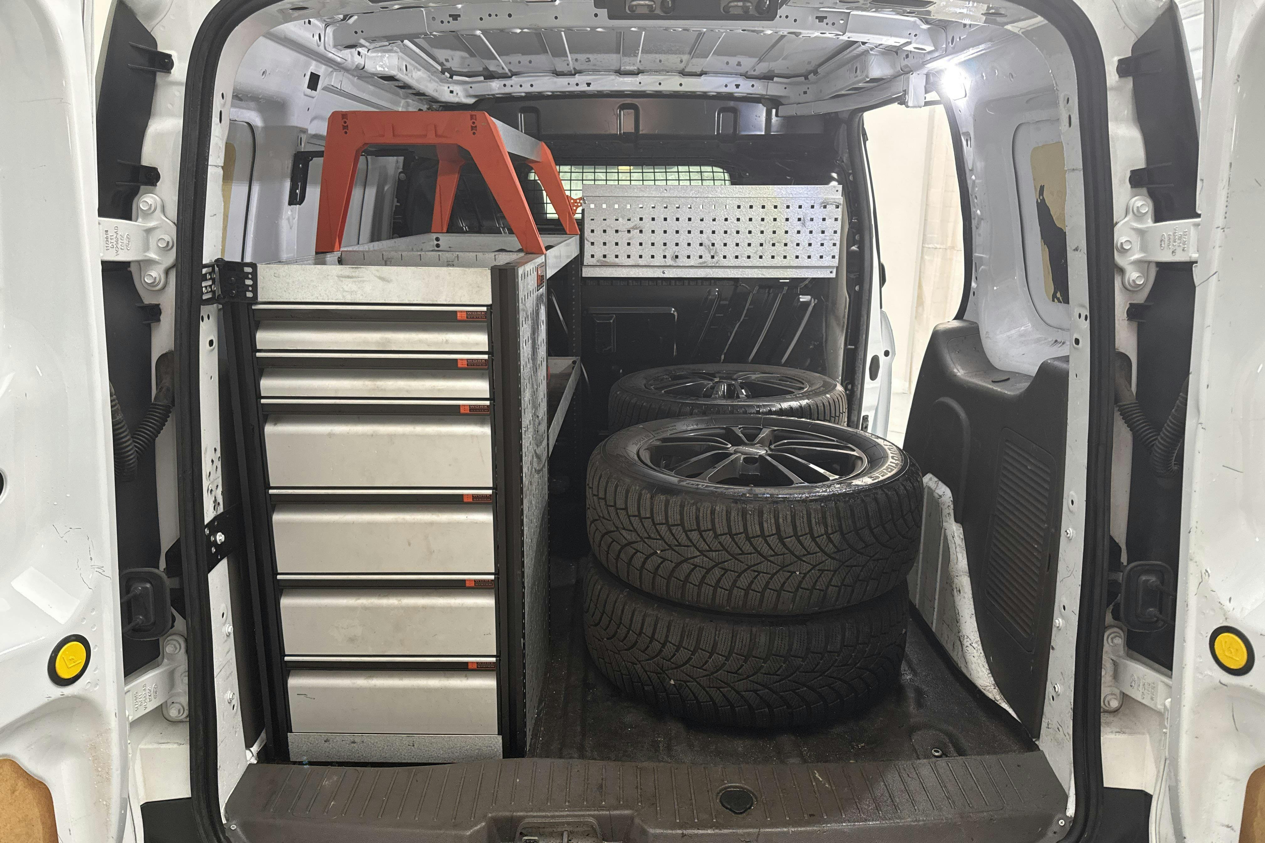 Vehicle Image 9