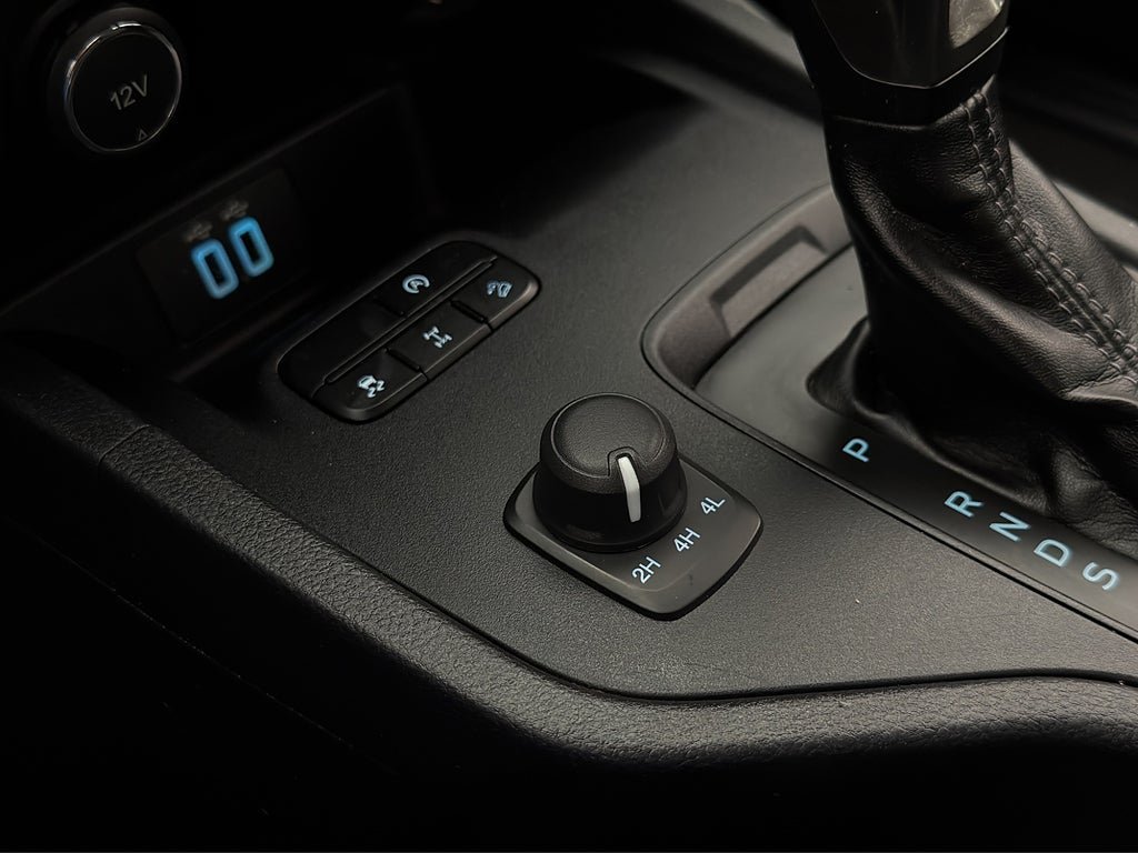 Vehicle Image 25