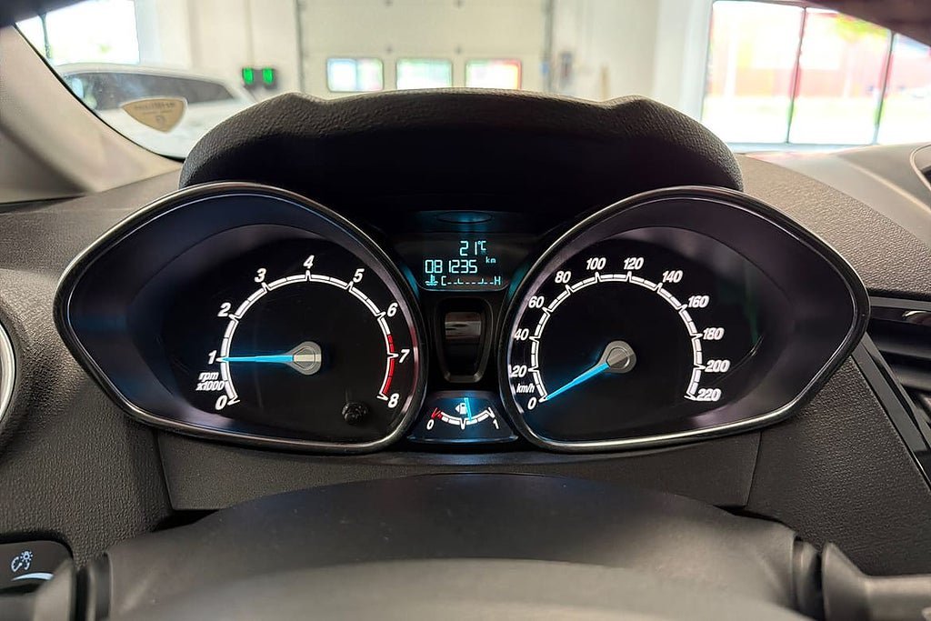 Vehicle Image 16