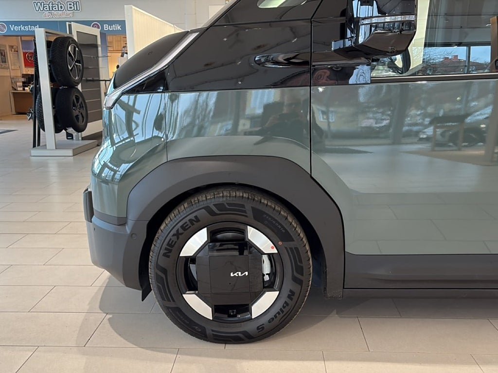 Vehicle Image 15