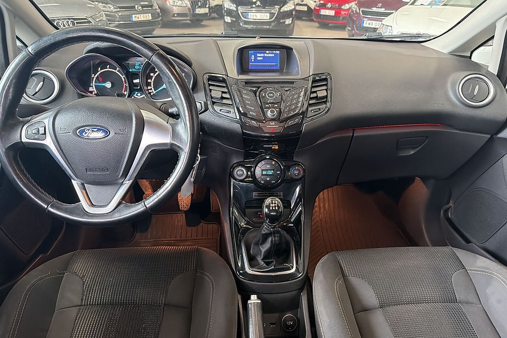 Vehicle Image 12