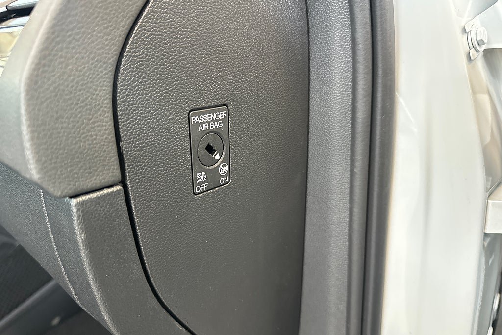 Vehicle Image 25