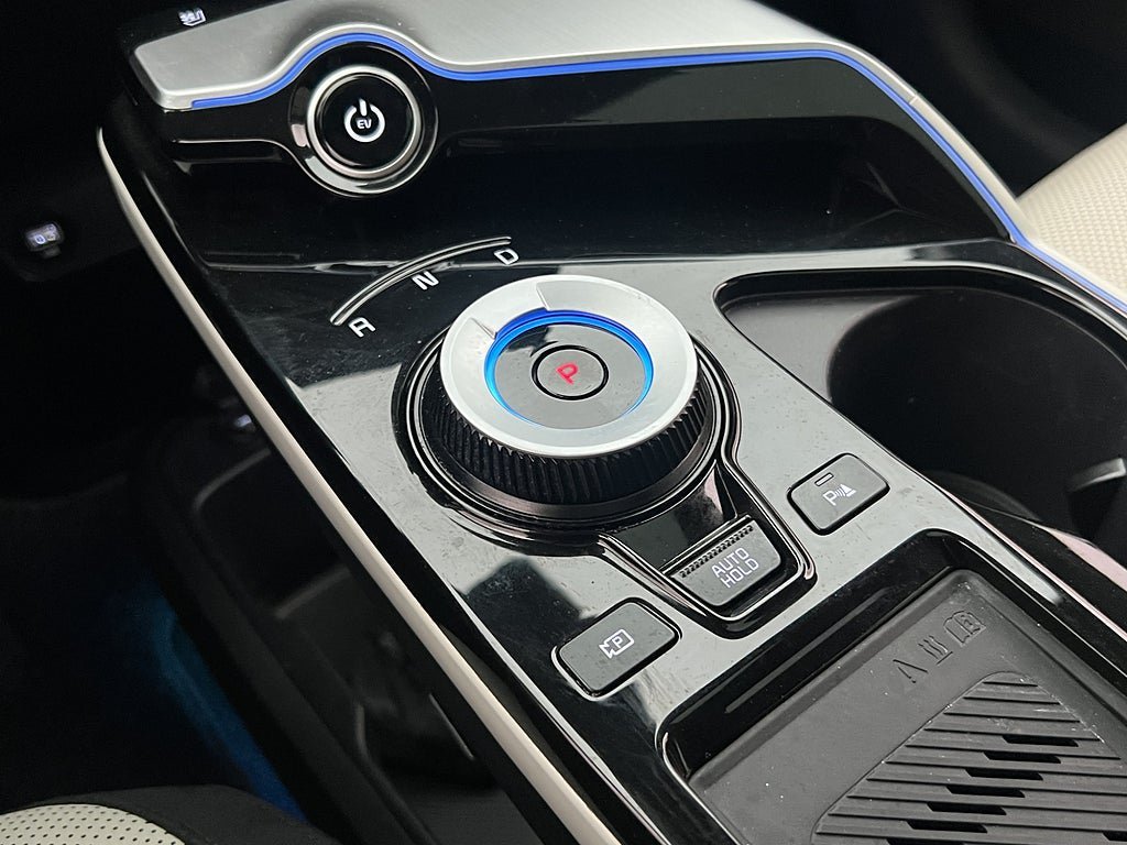 Vehicle Image 25