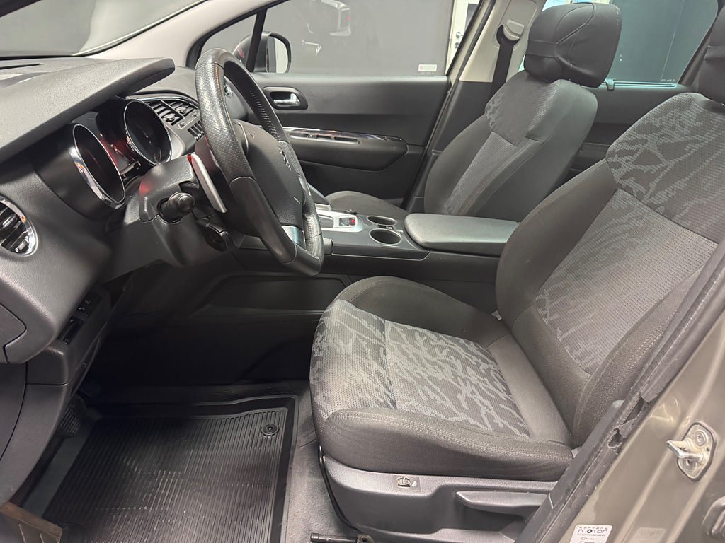 Vehicle Image 9