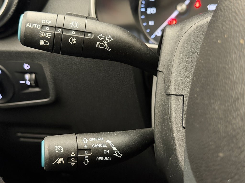 Vehicle Image 25