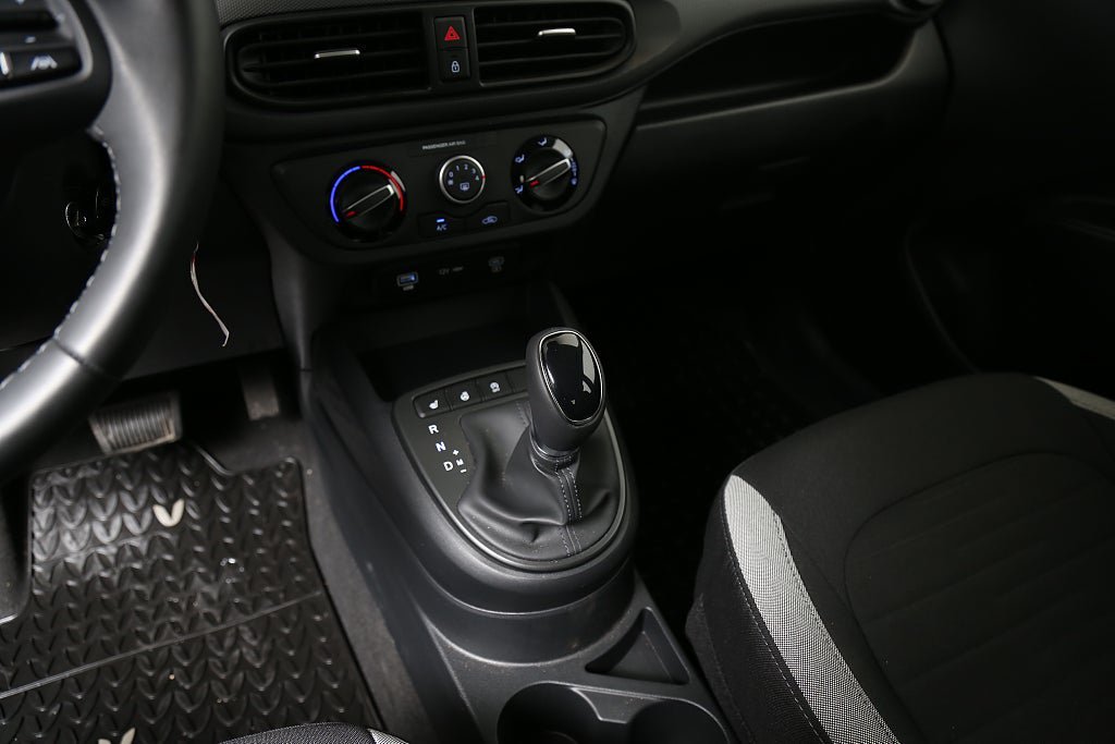 Vehicle Image 16