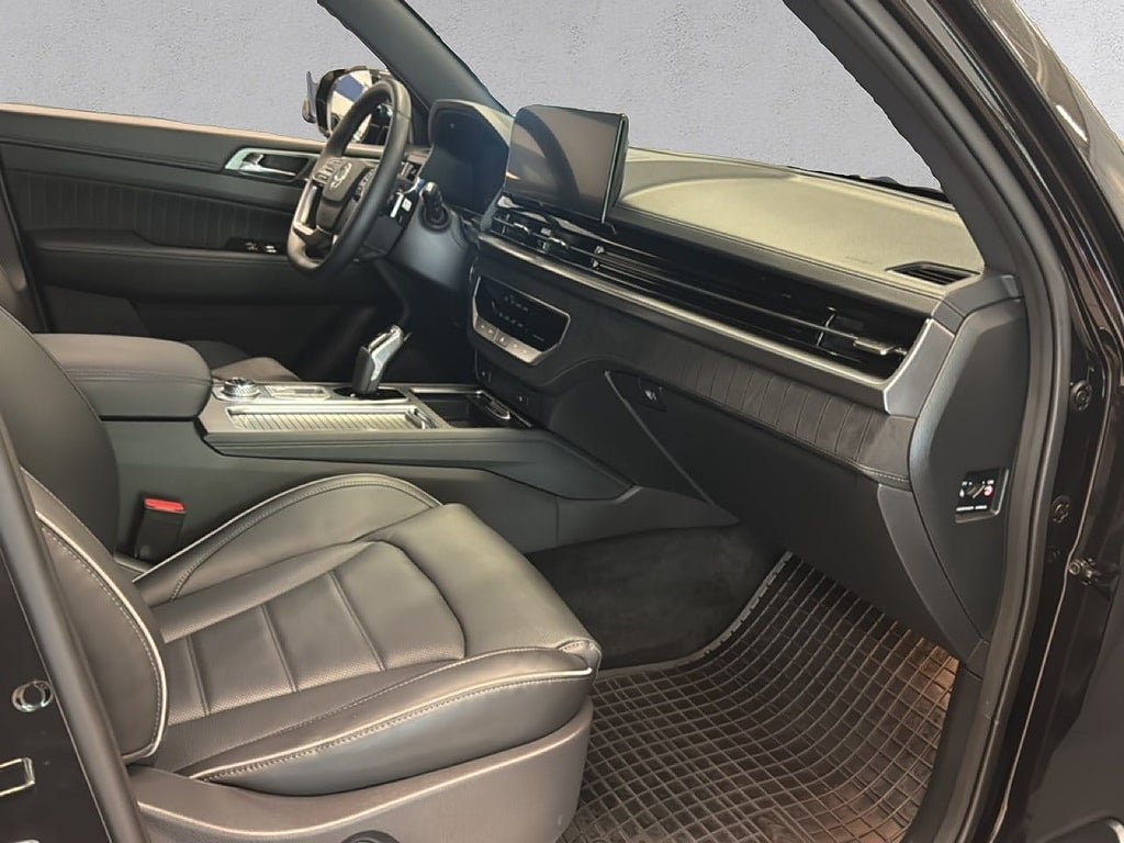 Vehicle Image 12
