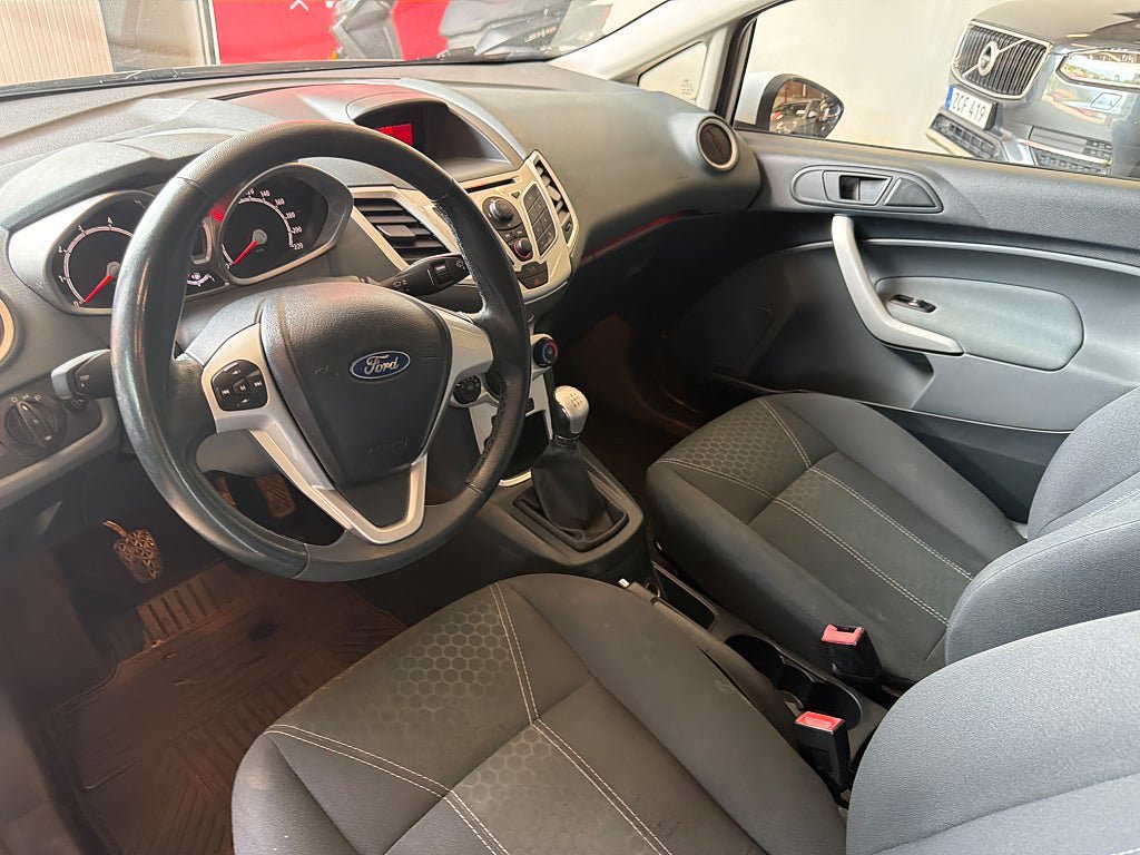 Vehicle Image 9