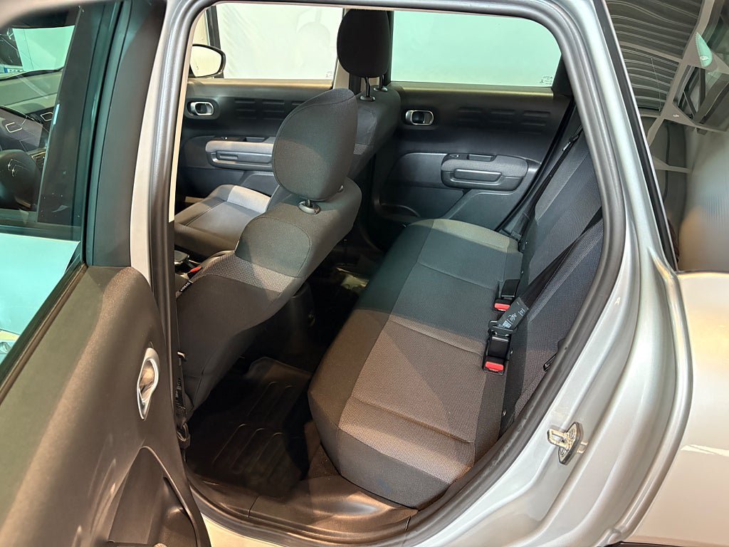 Vehicle Image 9
