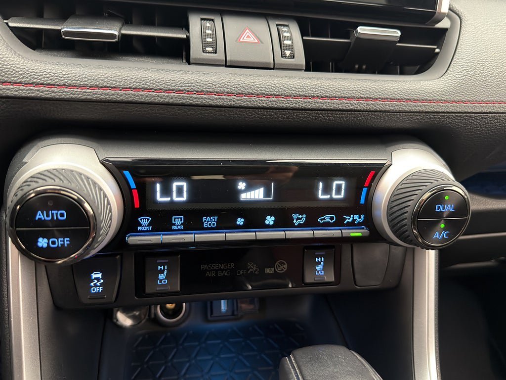 Vehicle Image 25