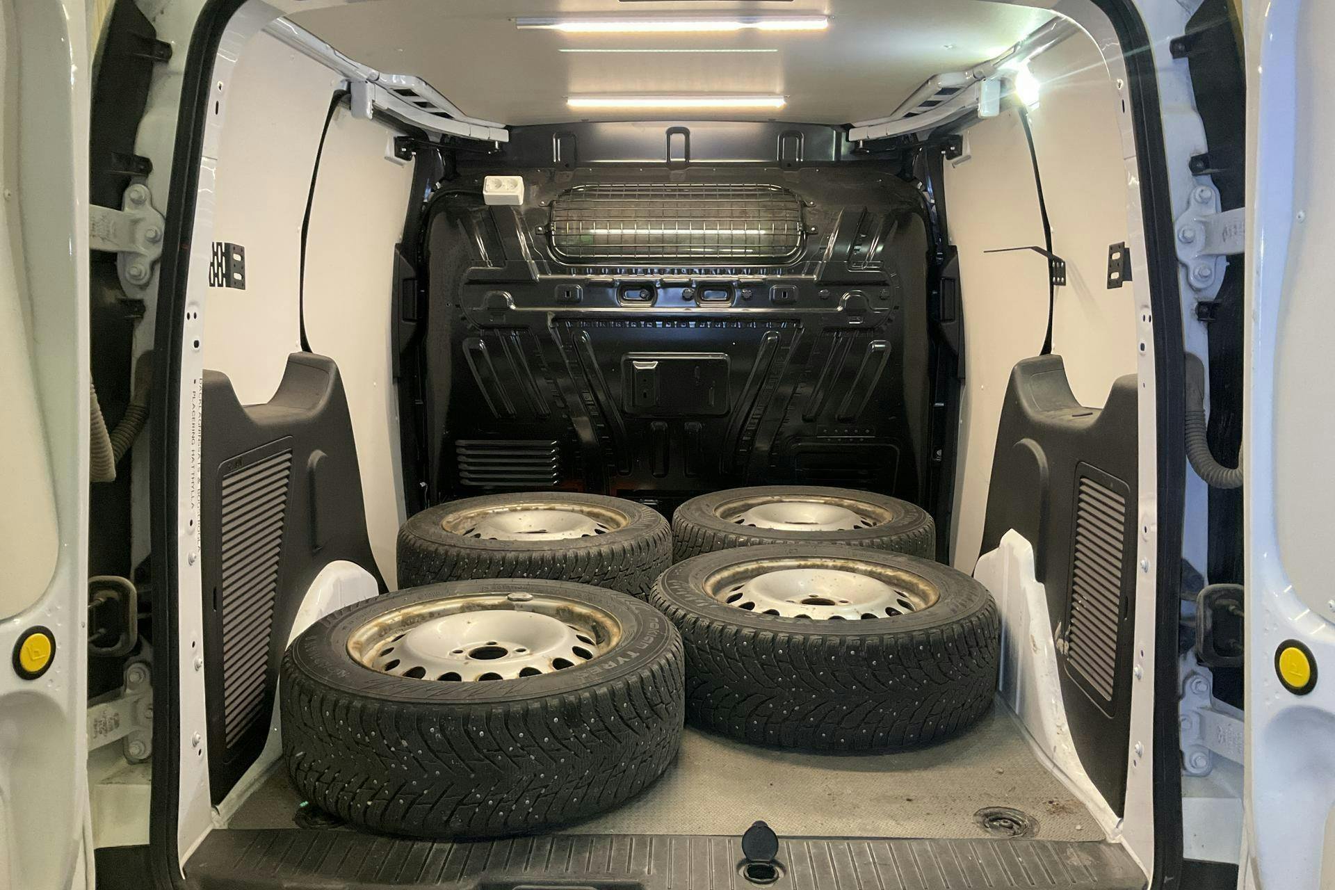 Vehicle Image 9