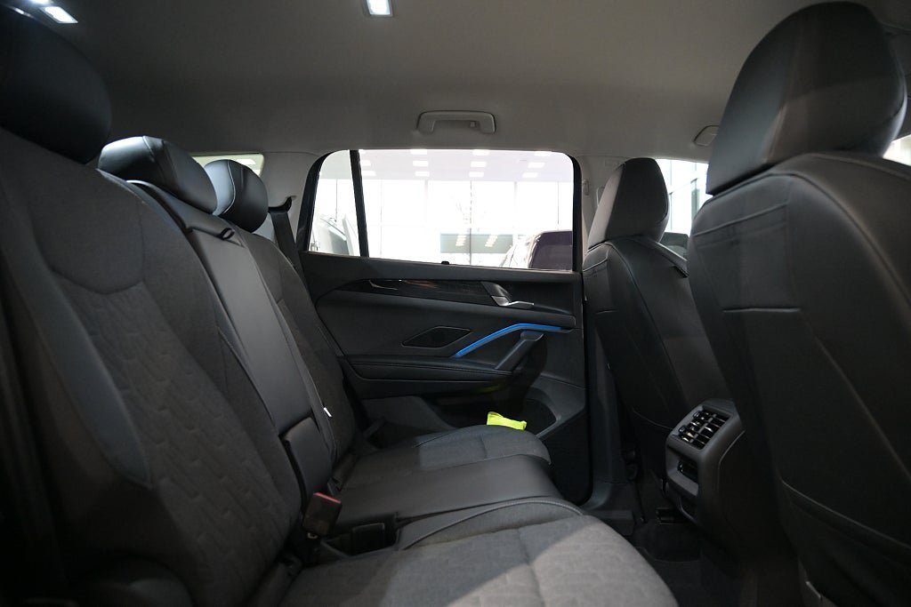 Vehicle Image 25