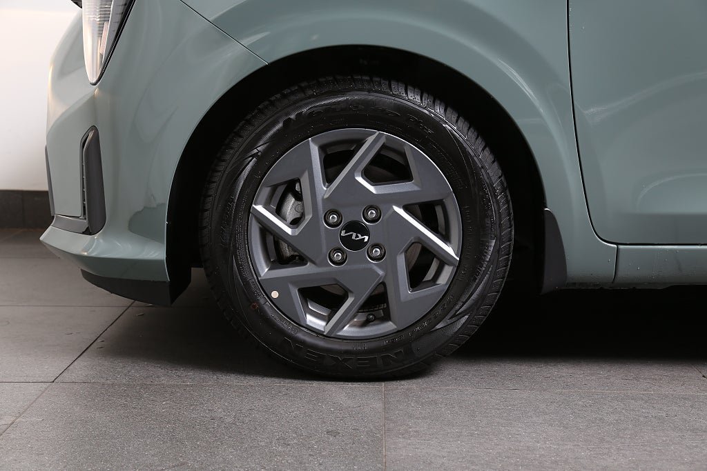 Vehicle Image 25