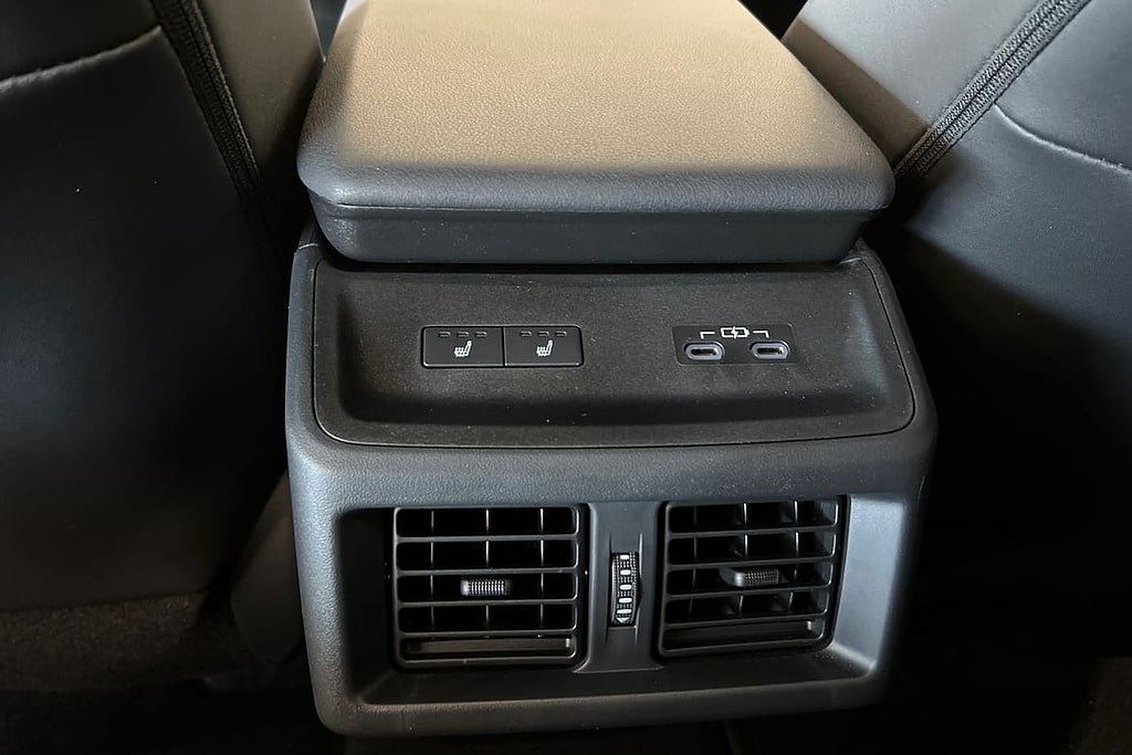 Vehicle Image 24