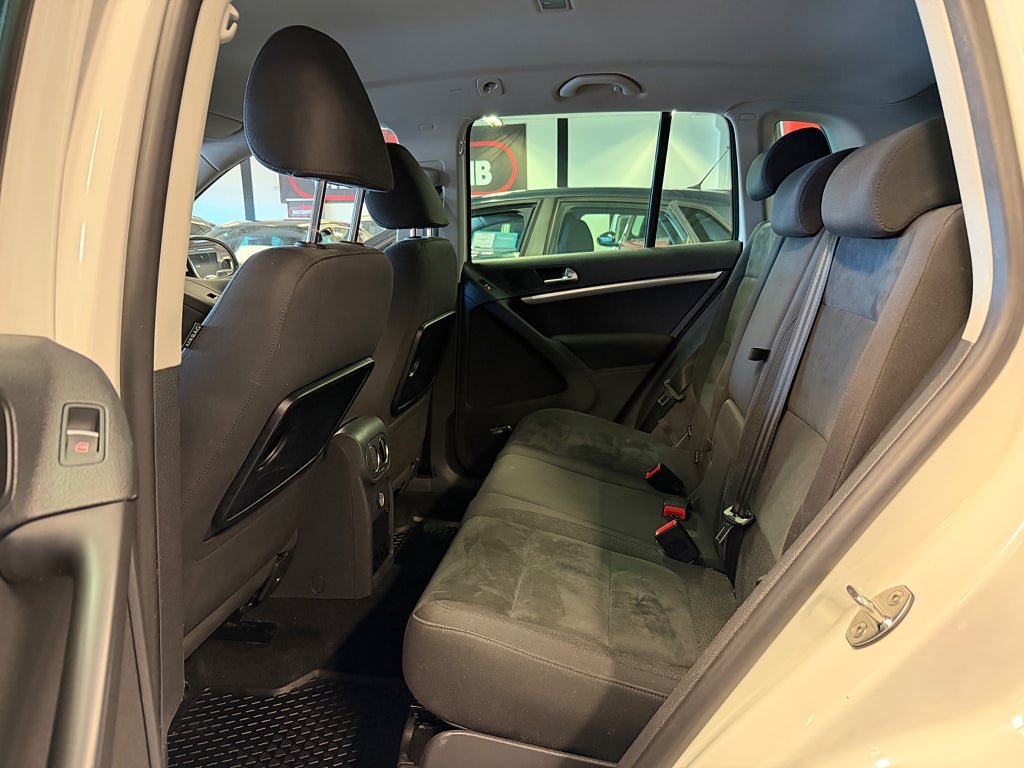 Vehicle Image 25
