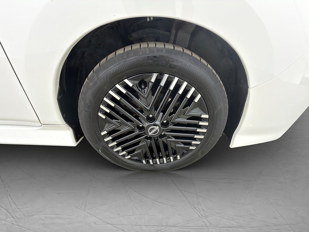 Vehicle Image 32