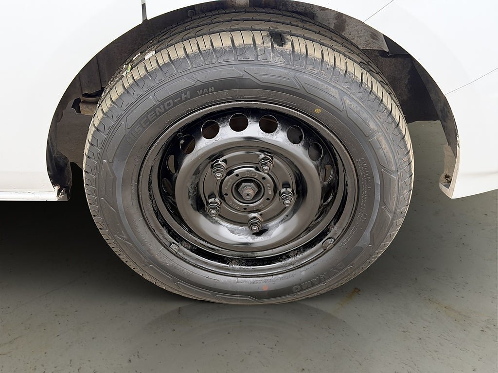 Vehicle Image 32