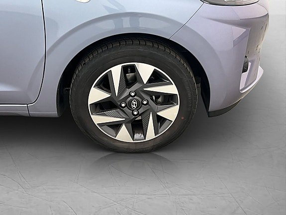 Vehicle Image 25