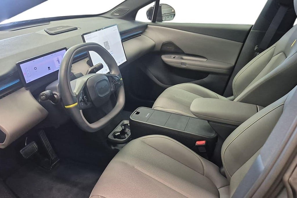 Vehicle Image 15