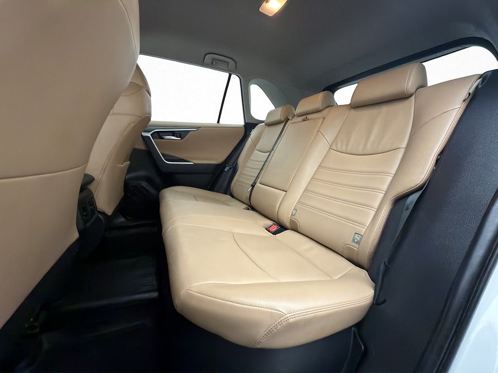 Vehicle Image 25
