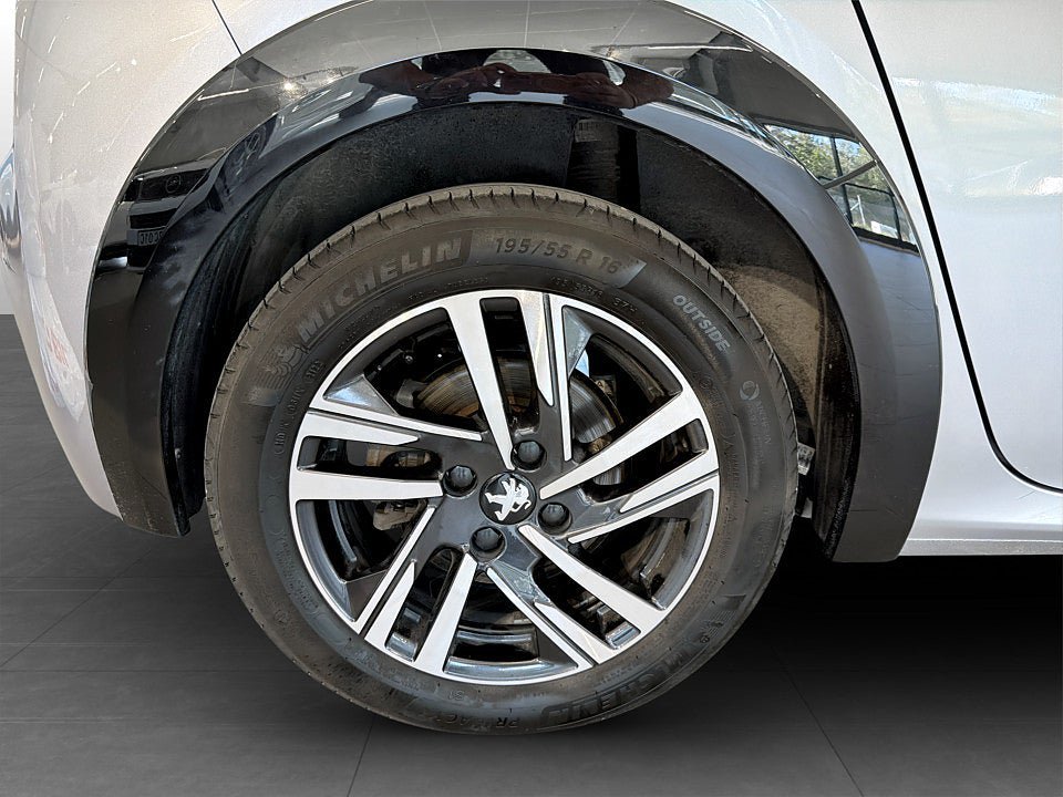 Vehicle Image 14