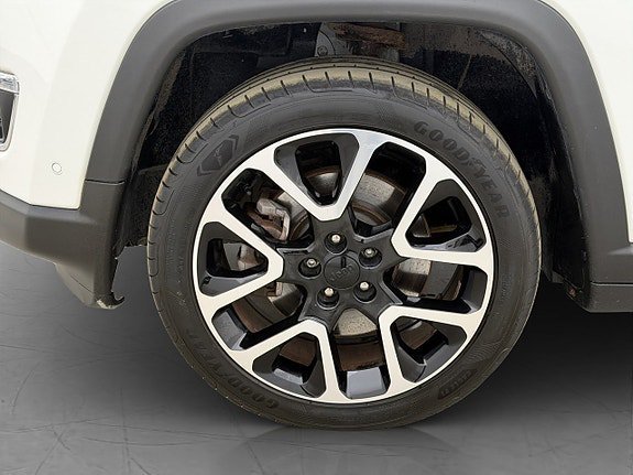Vehicle Image 32