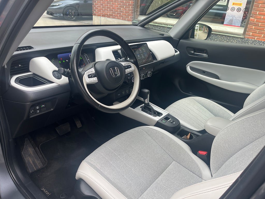 Vehicle Image 10