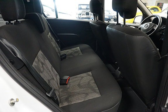 Vehicle Image 16