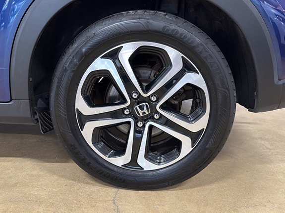 Vehicle Image 16