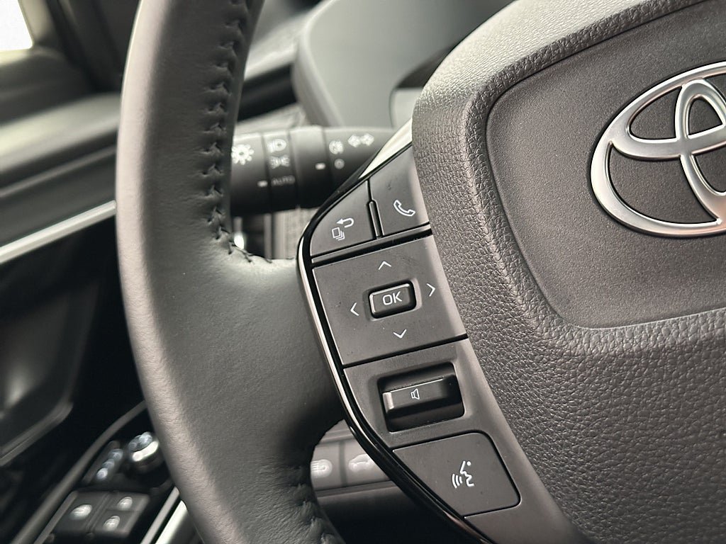 Vehicle Image 25