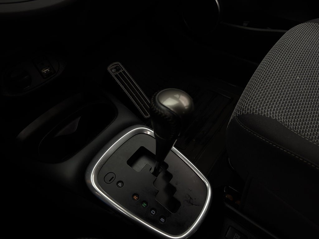 Vehicle Image 25