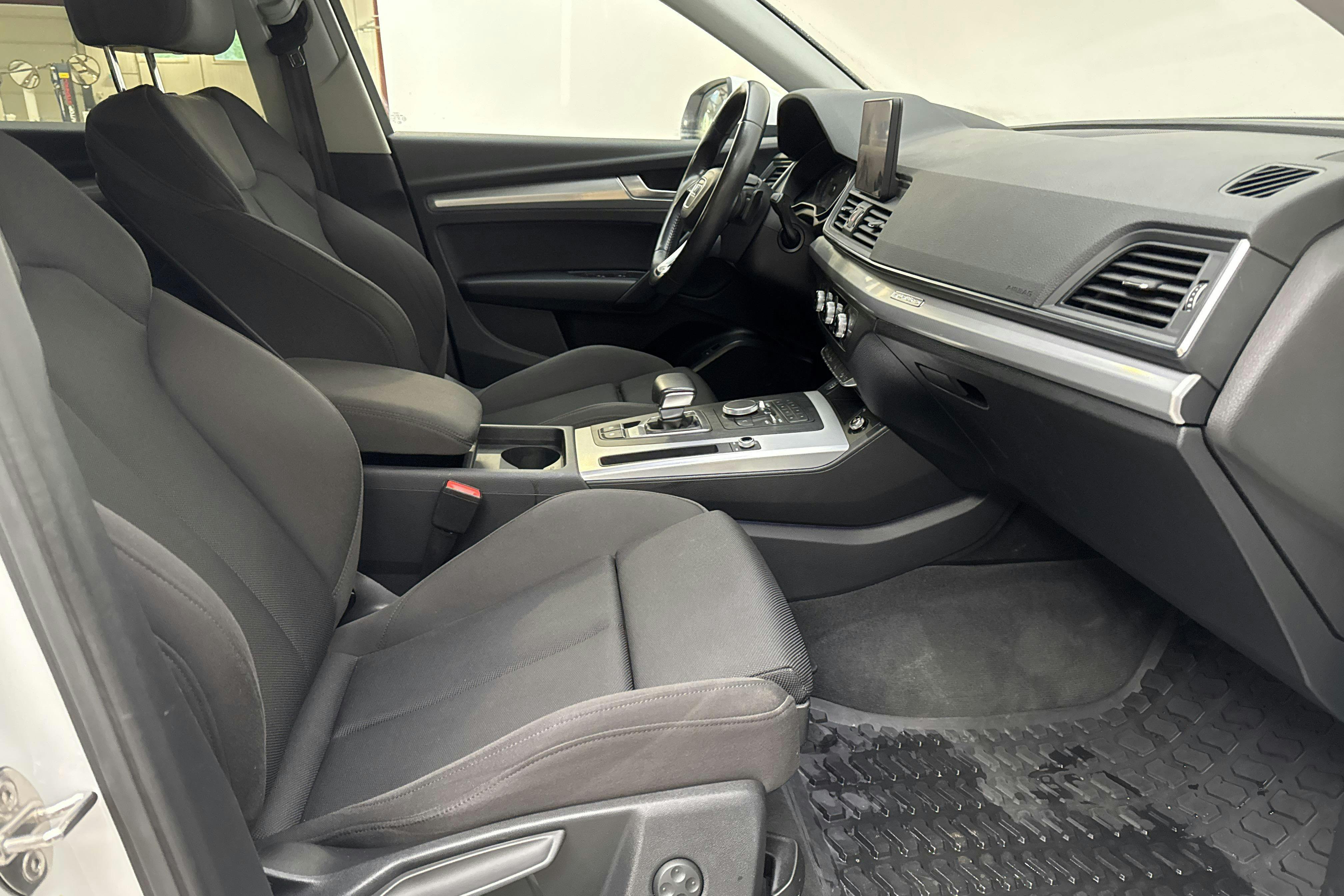 Vehicle Image 8