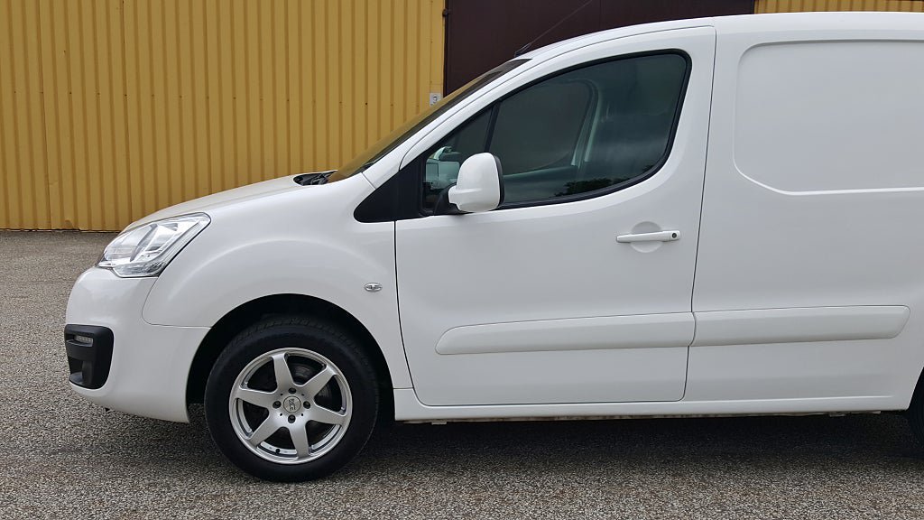 Vehicle Image 24