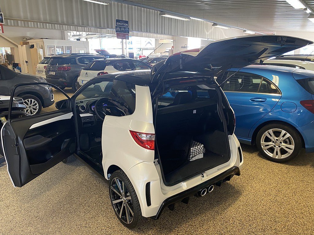 Vehicle Image 4