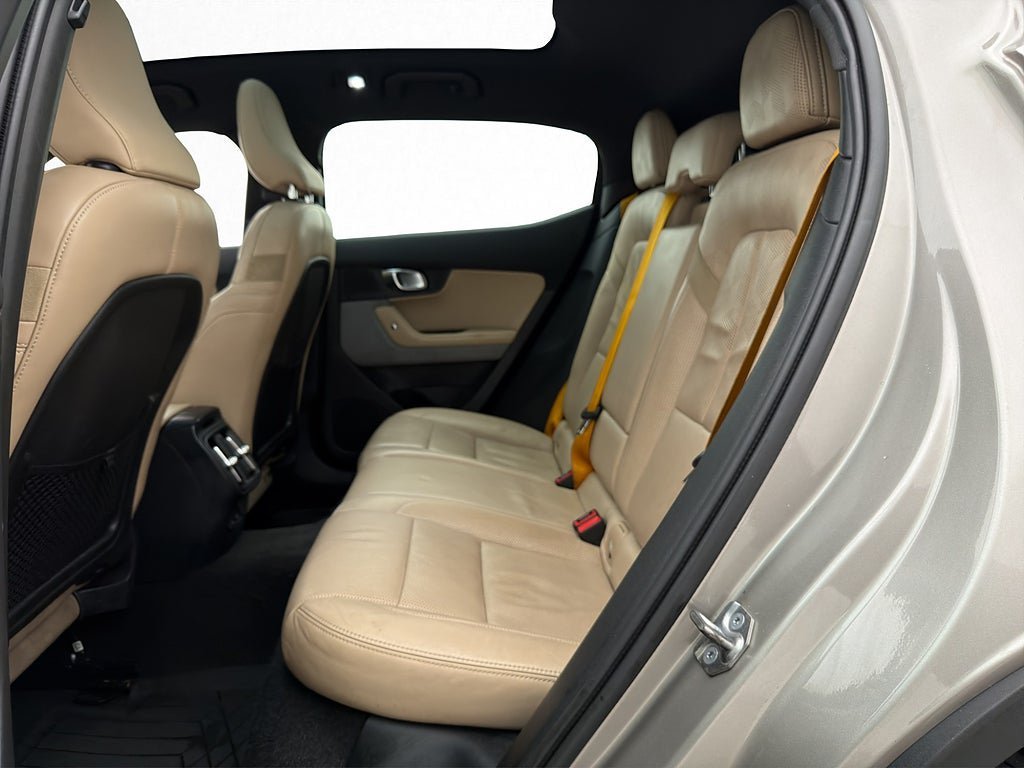 Vehicle Image 25