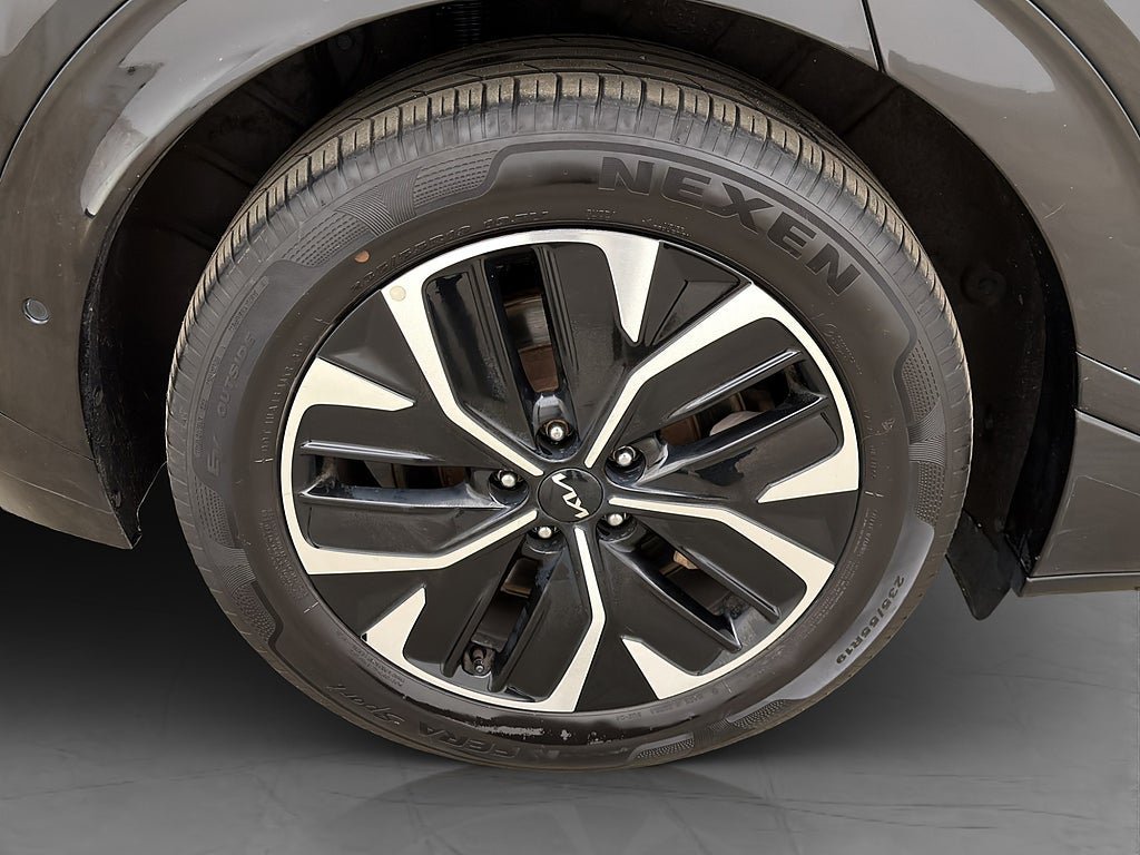 Vehicle Image 32