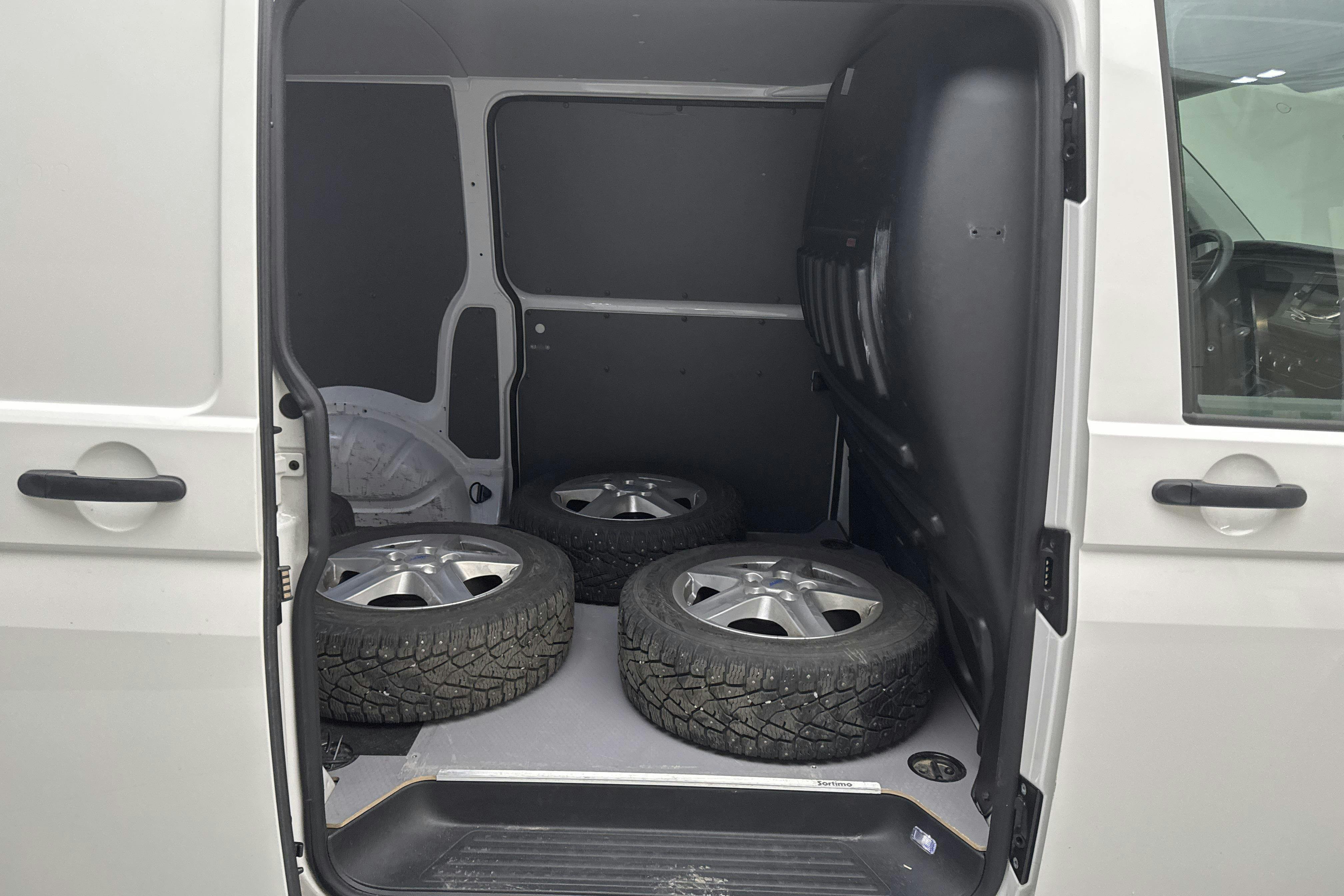 Vehicle Image 8
