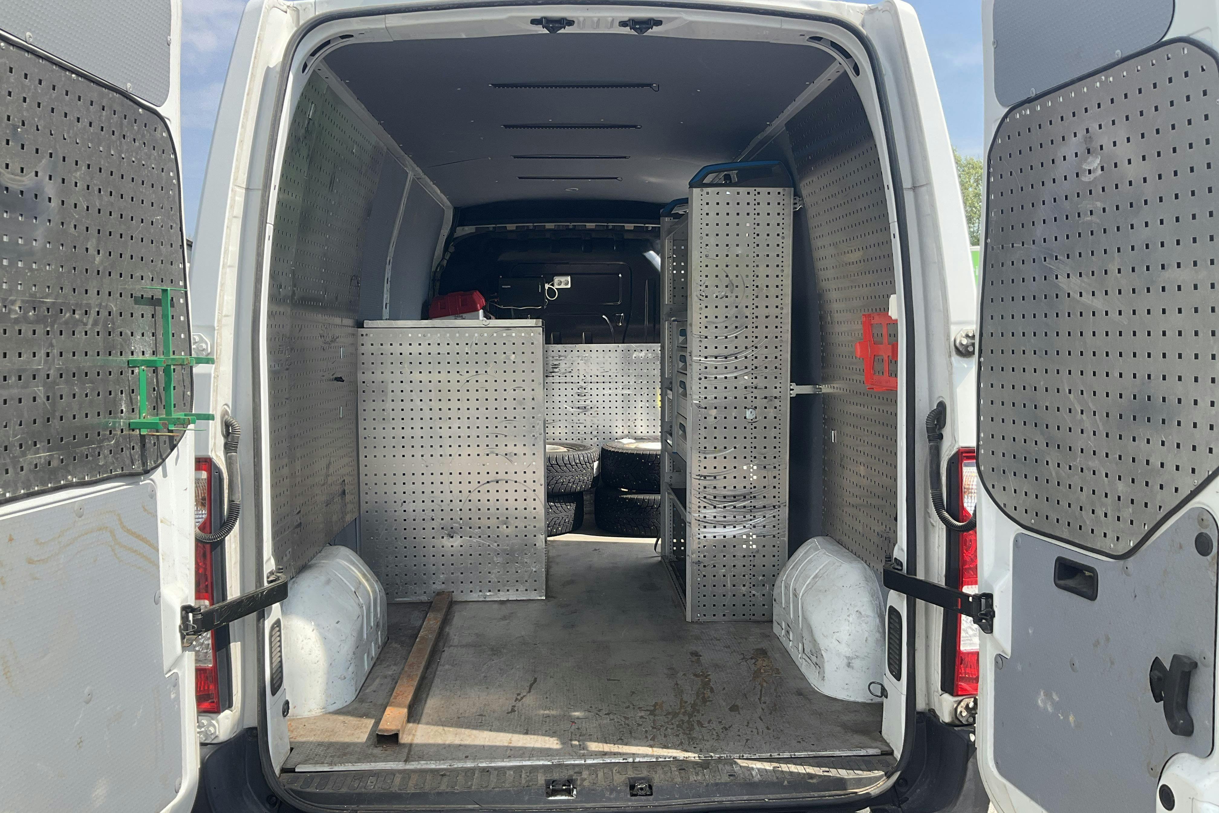 Vehicle Image 9