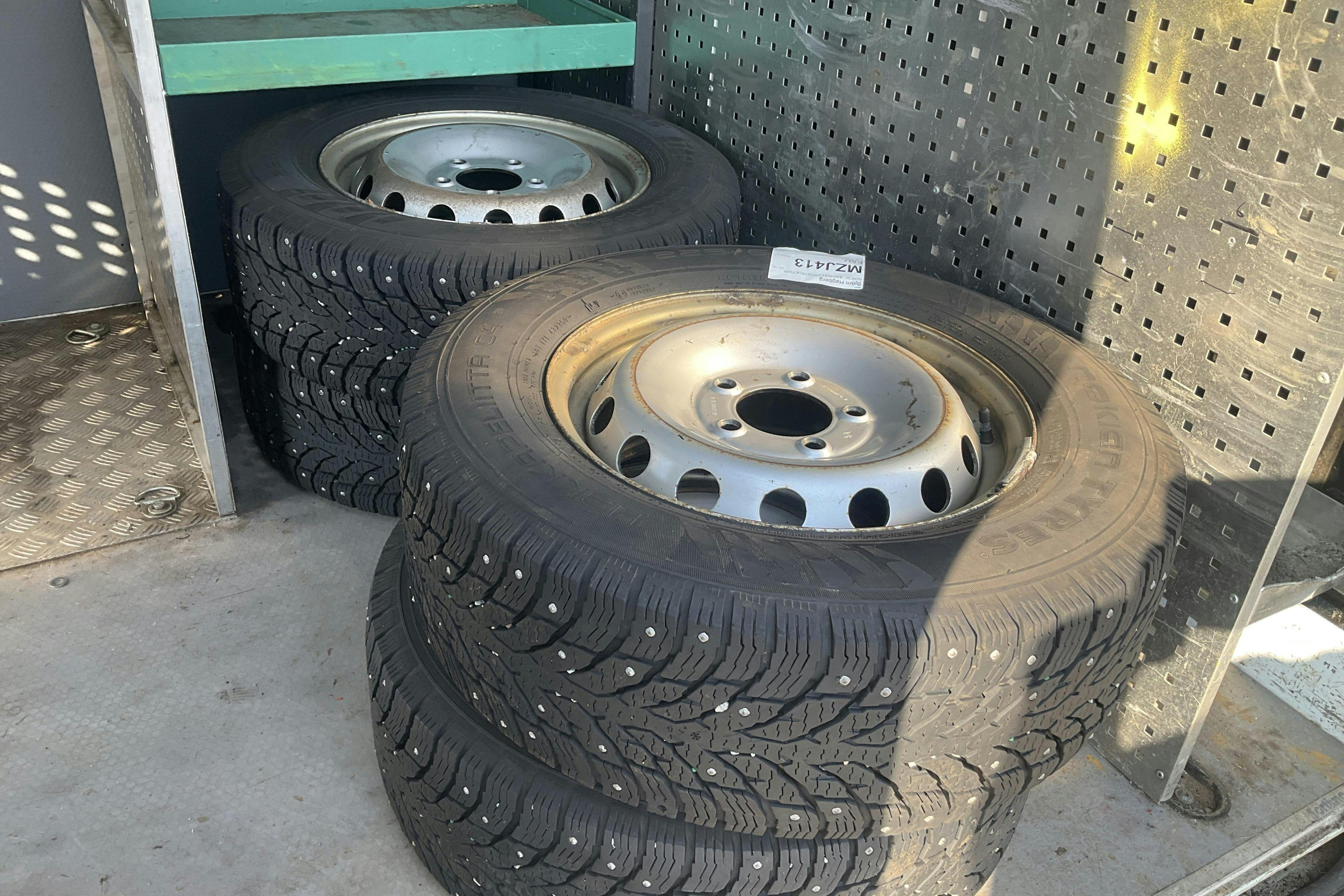 Vehicle Image 12