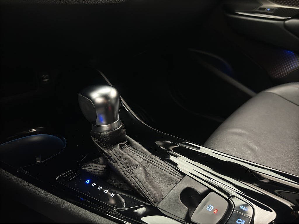 Vehicle Image 25