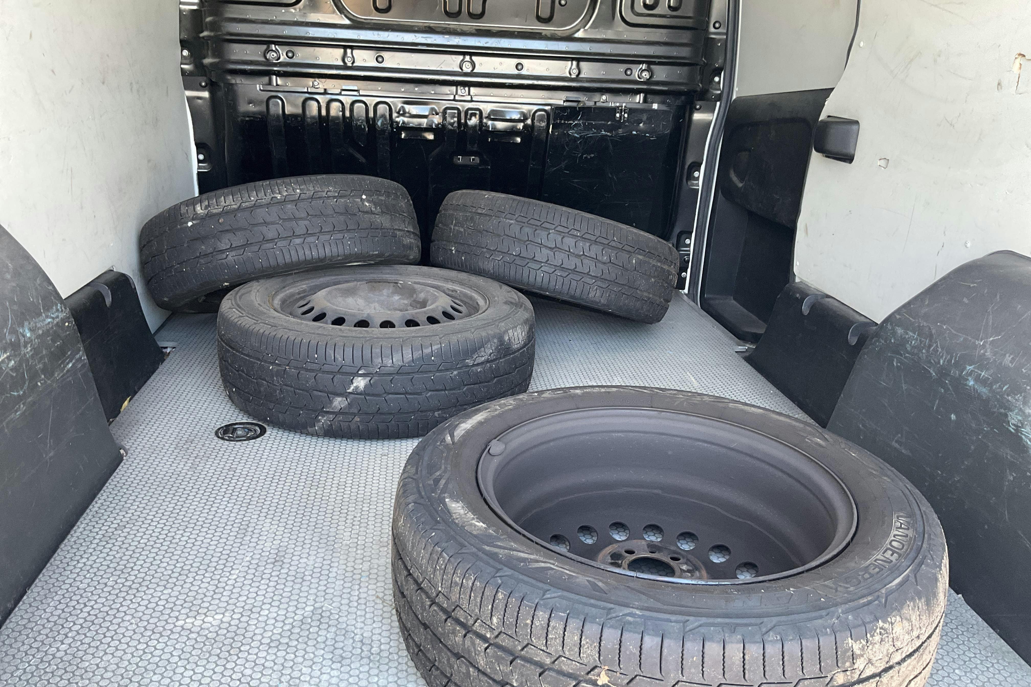 Vehicle Image 9