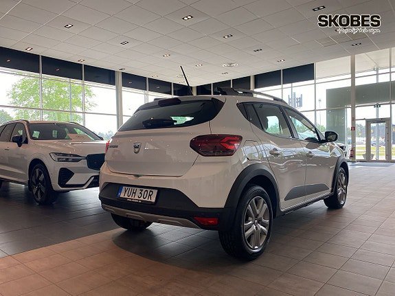 Vehicle Image 6