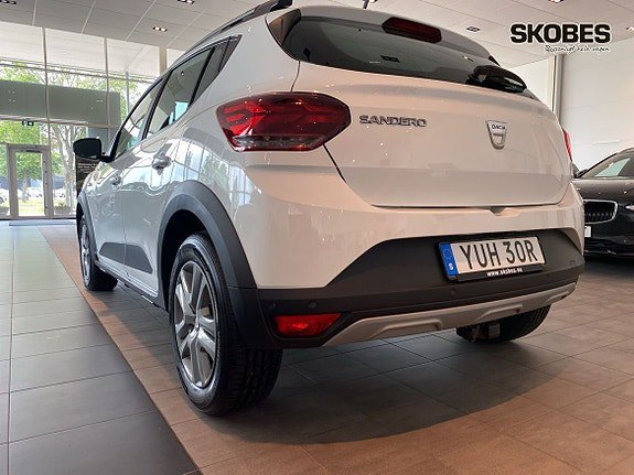 Vehicle Image 25