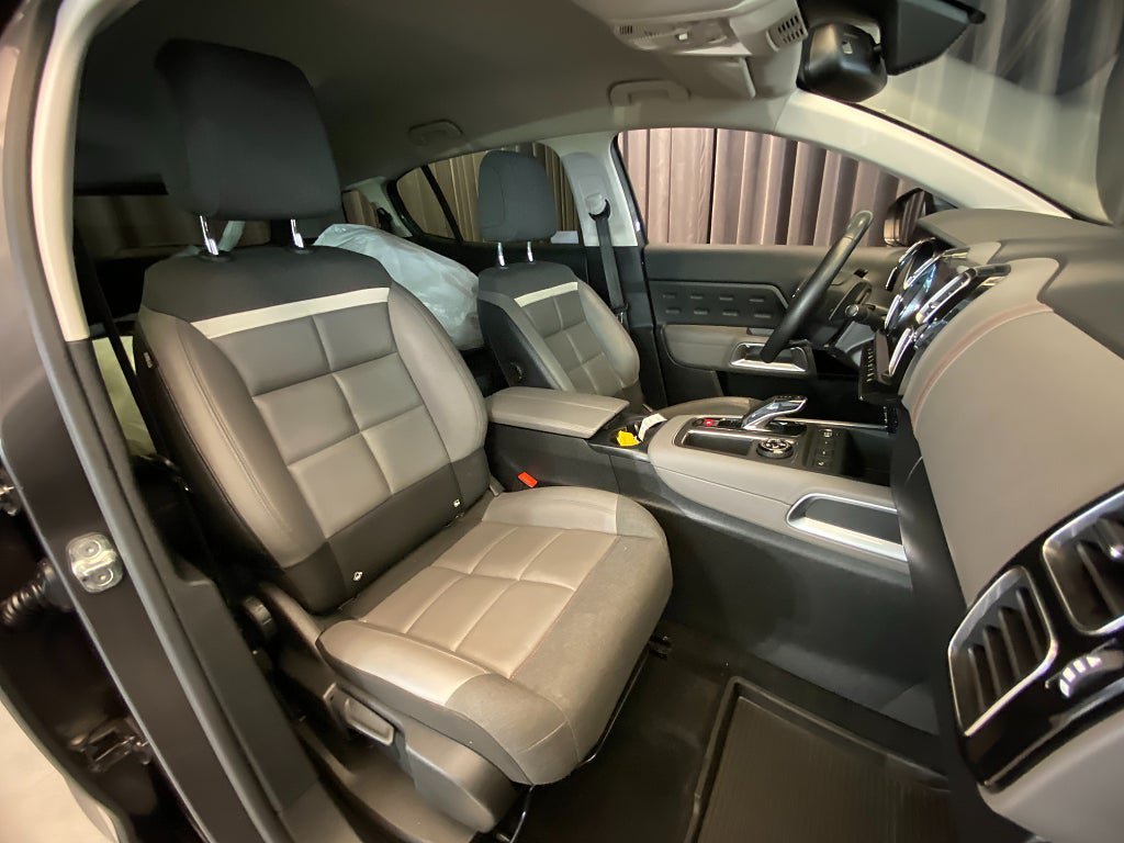 Vehicle Image 9